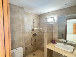 Louez cet appartement à El Menzeh. Surface totale 138 m². Porte blindée, salon marocain - Appartement à louer - Autre