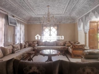 Au cœur de la ville dans un quartier résidentiel, belle et grande villa avec un gros potentiel - Villa à vendre - Marrakech