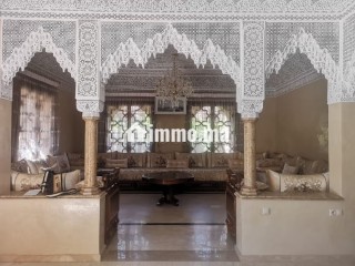 Au cœur de la ville dans un quartier résidentiel, belle et grande villa avec un gros potentiel - Villa à vendre - Marrakech
