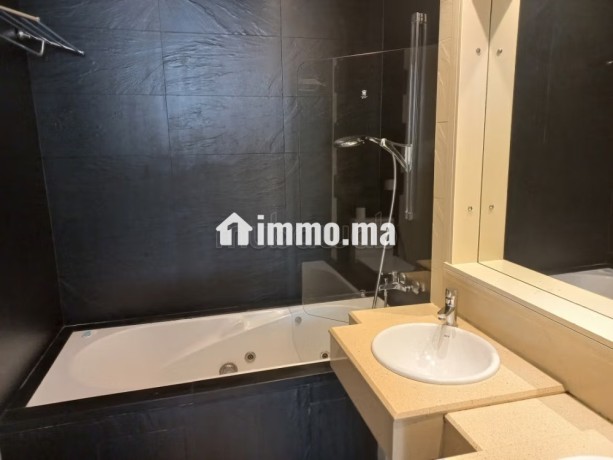 tres-bel-appartement-en-location-a-ain-diab-3-belles-chambres-meuble-big-12