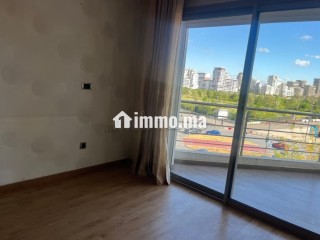 Appartement à louer à 5 minutes à pieds du marché du CIL Hay Salam. 2 chambres agréables. Cheminée et concierge - Appartement à louer - Casablanca