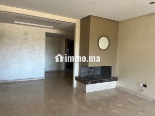 Appartement à louer à 5 minutes à pieds du marché du CIL Hay Salam. 2 chambres agréables. Cheminée et concierge - Appartement à louer - Casablanca