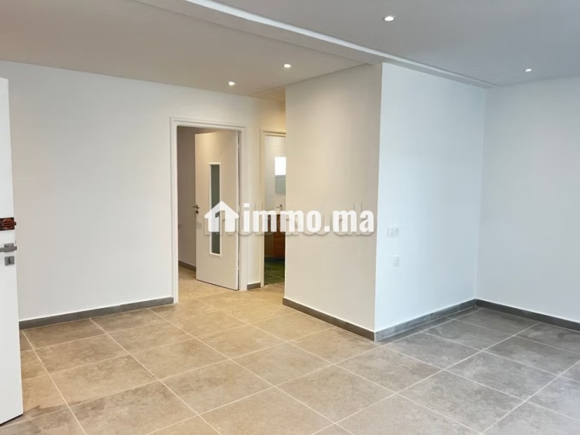 Location d'un appartement en Hassan Centre Ville. Superficie 70 m². Spacieux salon européen - Location Immobilier - Rabat - photo 1