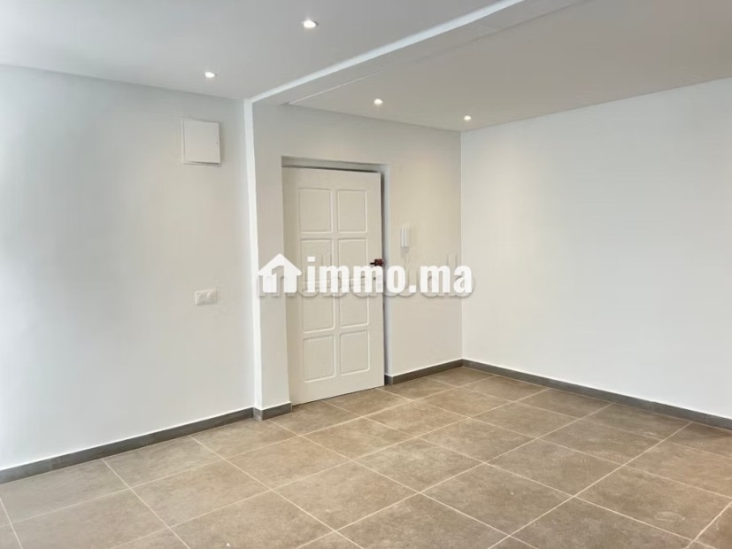 Location d'un appartement en Hassan Centre Ville. Superficie 70 m². Spacieux salon européen - Location Immobilier - Rabat - photo 5