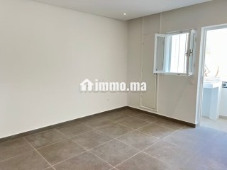 Location d'un appartement en Hassan Centre Ville. Superficie 70 m². Spacieux salon européen - Appartement à louer - Rabat