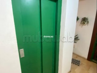Louez cet appartement à Agdal. 2 grandes pièces. Résidence avec concierge, climatisation générale - Appartement à louer - Rabat