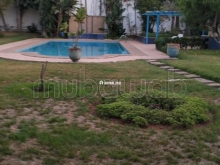 Somptueuse villa à vendre à Souissi. 4 chambres. Places de parking et beau jardin - Villa à vendre - Rabat