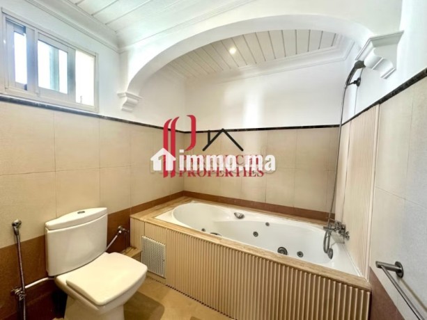 rare-2ch-vide-175m2-65m2-de-terrasse-sud-ouest-big-15