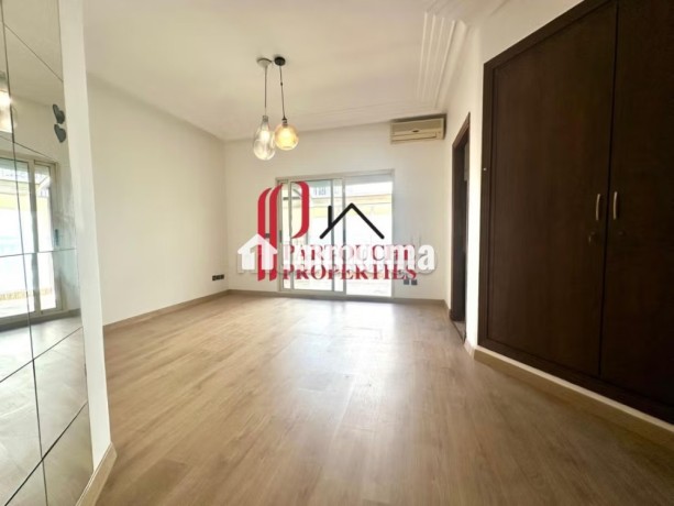 rare-2ch-vide-175m2-65m2-de-terrasse-sud-ouest-big-16