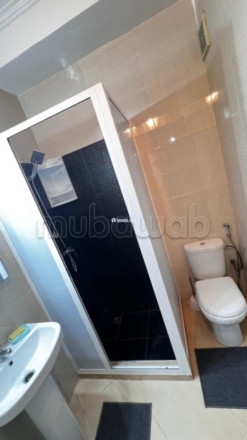 Location d'un appartement à Hay Salam.
Surface de 80 m².
Ascenseur et garage - Vente Immobilier - Agadir - photo 5