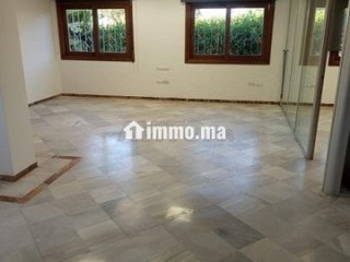 Villa de 600 m à usage de bureau à Hay Ryad - Bureau à louer - Rabat