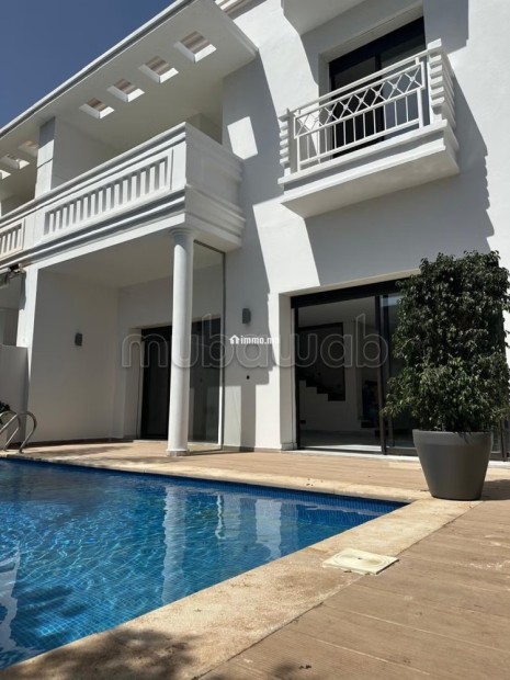 À VENDRE villa 361 m2 de luxe Bouskoura Ville Verte.
Superficie 371 m².
Places de parking et terrasse - Vente Immobilier - Bouskoura - photo 1
