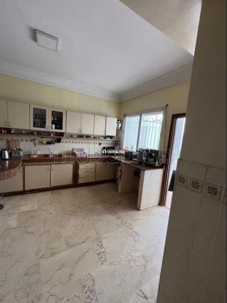 Bel appartement à vendre à Val Fleury.
Surface de 150 m².
Concierge et climatisation - Vente Immobilier - Casablanca - photo 3