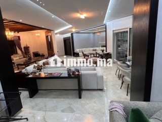 Coquette Villa de haut standing à vendre à Riyad. Superficie 500 m². Tout confort avec cheminée et climatisation - Villa à vendre - Rabat