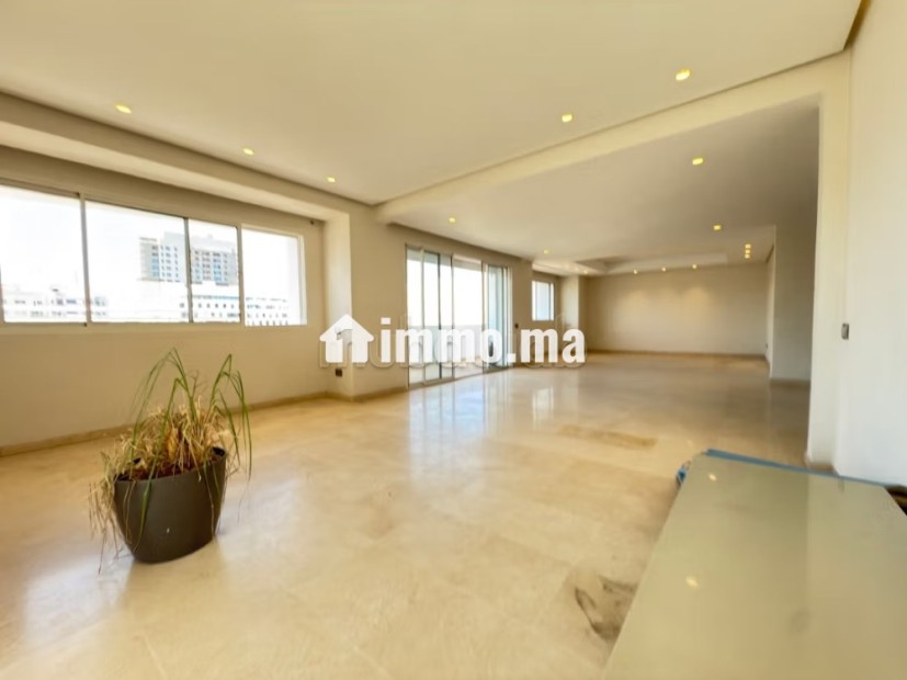 Tres rare appartement 3 façades avec terrasse sans vis a vis étage élevé - Vente Immobilier - Casablanca - photo 1