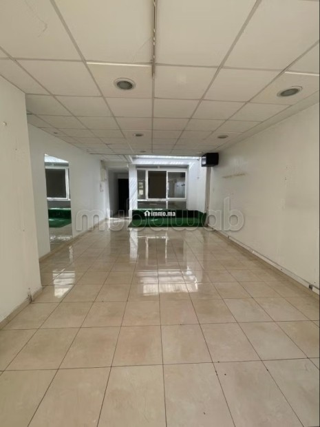 Bureaux à louer à Bourgogne Ouest.
Superficie 73 m².
Porte blindée et résidence sécurisée - Location Immobilier - Casablanca - photo 1
