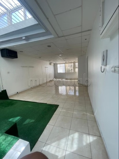Bureaux à louer à Bourgogne Ouest.
Superficie 73 m².
Porte blindée et résidence sécurisée - Location Immobilier - Casablanca - photo 2