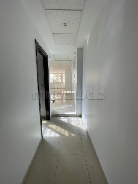 Bureaux à louer à Bourgogne Ouest.
Superficie 73 m².
Porte blindée et résidence sécurisée - Location Immobilier - Casablanca - photo 3