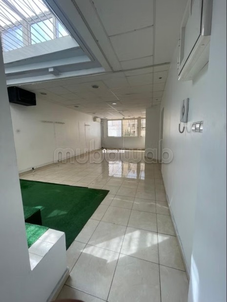 Bureaux à louer à Bourgogne Ouest.
Superficie 73 m².
Porte blindée et résidence sécurisée - Location Immobilier - Casablanca - photo 4