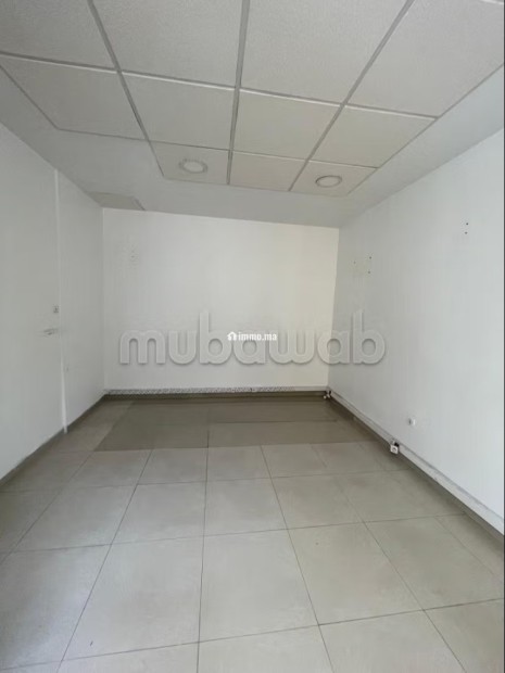 Bureaux à louer à Bourgogne Ouest.
Superficie 73 m².
Porte blindée et résidence sécurisée - Location Immobilier - Casablanca - photo 5
