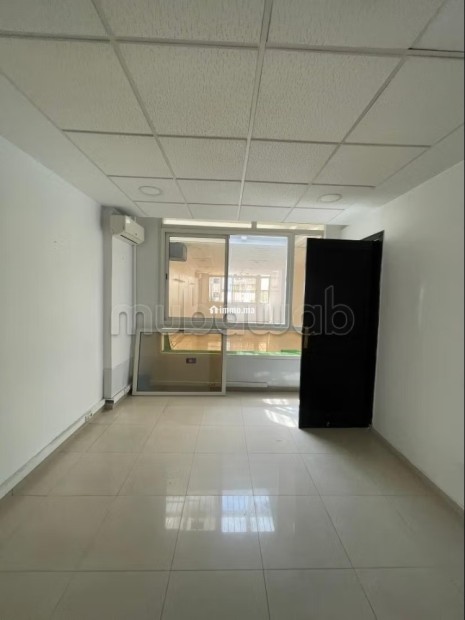 Bureaux à louer à Bourgogne Ouest.
Superficie 73 m².
Porte blindée et résidence sécurisée - Location Immobilier - Casablanca - photo 6