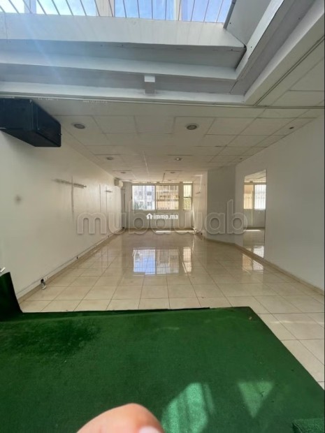 Bureaux à louer à Bourgogne Ouest.
Superficie 73 m².
Porte blindée et résidence sécurisée - Location Immobilier - Casablanca - photo 7