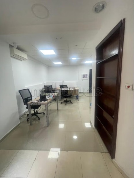 Bureaux à louer à Bourgogne Ouest.
Superficie 73 m².
Porte blindée et résidence sécurisée - Location Immobilier - Casablanca - photo 8