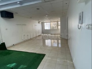 Bureaux à louer à Bourgogne Ouest.
Superficie 73 m².
Porte blindée et résidence sécurisée - Bureau à louer - Casablanca