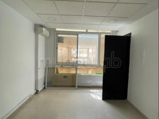 Bureaux à louer à Bourgogne Ouest.
Superficie 73 m².
Porte blindée et résidence sécurisée - Bureau à louer - Casablanca