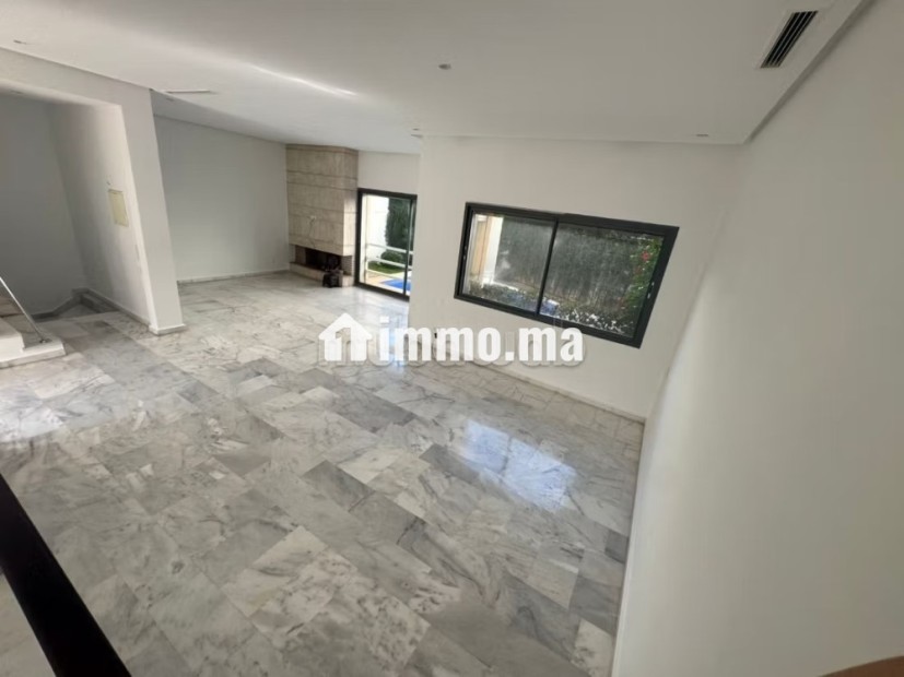 A Darbouaaza A Villa À Louer Vide avec piscine, 4 Chambres dans une résidence - Location Immobilier - Dar Bouazza - photo 2