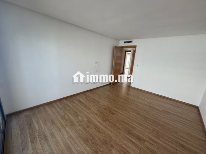A Darbouaaza A Villa À Louer Vide avec piscine, 4 Chambres dans une résidence - Location Immobilier - Dar Bouazza - photo 7