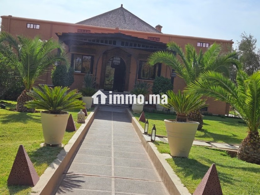 Vente d'un superbe riad à Route Amizmiz.
Superficie 3160 m².
Belle terrasse et jardin - Vente Immobilier - Marrakech - photo 1
