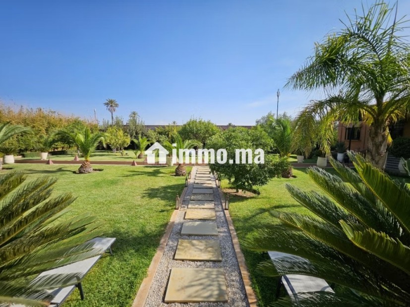 Vente d'un superbe riad à Route Amizmiz.
Superficie 3160 m².
Belle terrasse et jardin - Vente Immobilier - Marrakech - photo 2