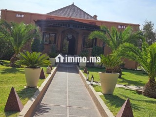 Vente d'un superbe riad à Route Amizmiz.
Superficie 3160 m².
Belle terrasse et jardin - Villa à vendre - Marrakech