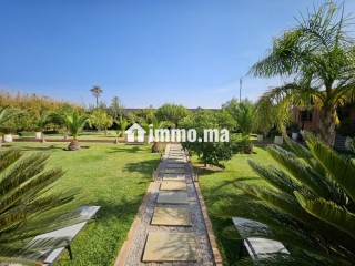 Vente d'un superbe riad à Route Amizmiz.
Superficie 3160 m².
Belle terrasse et jardin - Villa à vendre - Marrakech