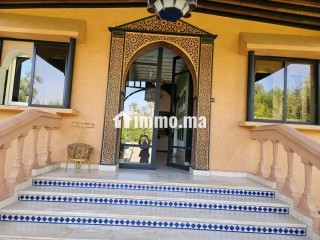 Vente d'un superbe riad à Route Amizmiz.
Superficie 3160 m².
Belle terrasse et jardin - Villa à vendre - Marrakech