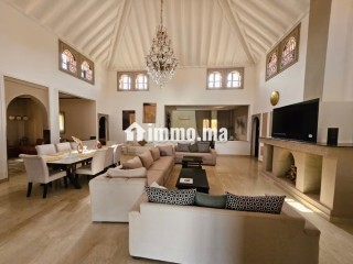 Vente d'un superbe riad à Route Amizmiz.
Superficie 3160 m².
Belle terrasse et jardin - Villa à vendre - Marrakech