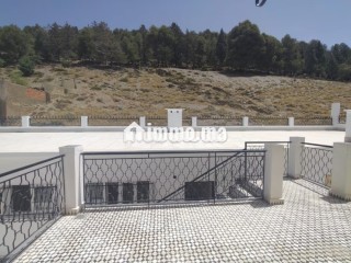 Location d'un appartement à Azrou. 2 grandes pièces. Places de stationnement et jardin - Appartement à vendre - Azrou