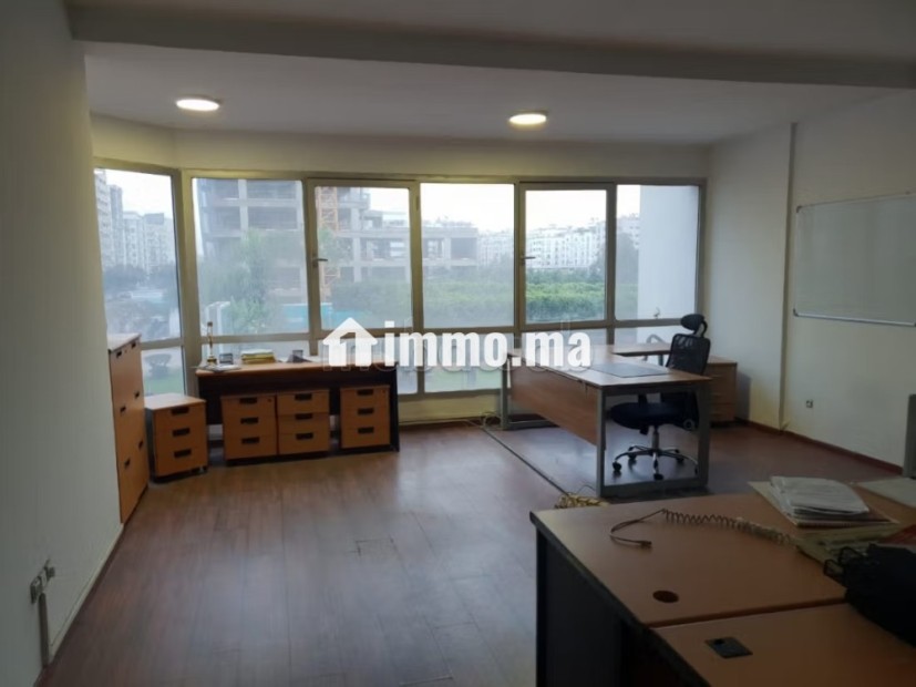 Bureaux à vendre à Anfa. Surface totale 110 m². Parking et ascenseur - Vente Immobilier - Casablanca - photo 2