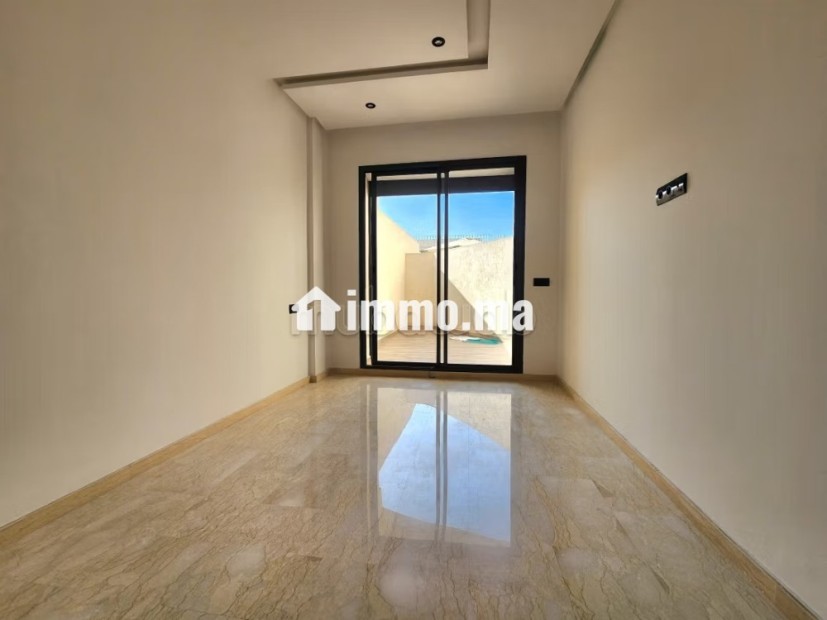 Très bel appartement en location à Oasis.
Surface totale 60 m².
Porte blindée et résidence sécurisée - Location Immobilier - Casablanca - photo 3
