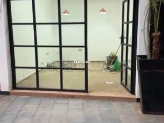 Beau local à vendre pas de porte à Guéliz. Face Carre Eden Superficie 16 m² - Local commercial à vendre - Marrakech