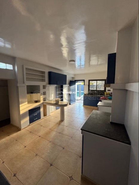 Superbe villa à louer à Souissi. Surface de 1020 m². Terrasse et jardin - Location Immobilier - Rabat - photo 3