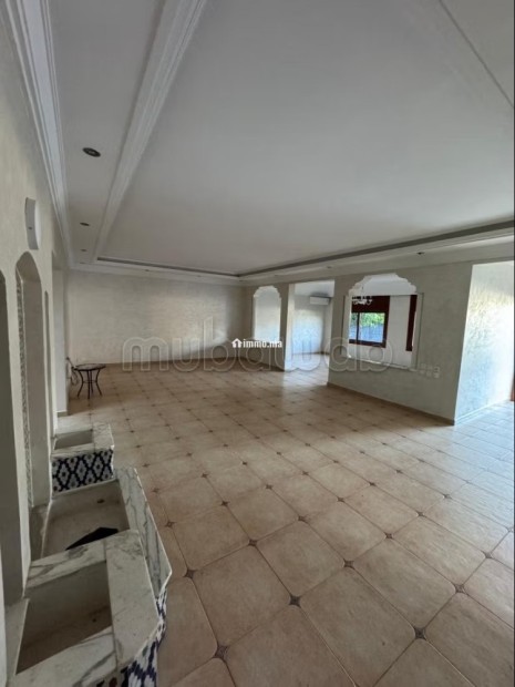 Superbe villa à louer à Souissi. Surface de 1020 m². Terrasse et jardin - Location Immobilier - Rabat - photo 5