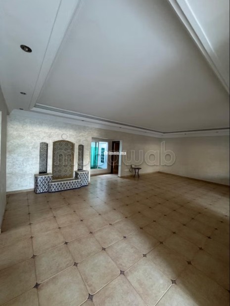 Superbe villa à louer à Souissi. Surface de 1020 m². Terrasse et jardin - Location Immobilier - Rabat - photo 6