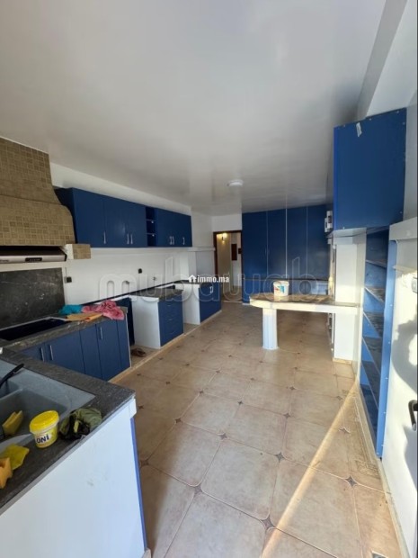 Superbe villa à louer à Souissi. Surface de 1020 m². Terrasse et jardin - Location Immobilier - Rabat - photo 7