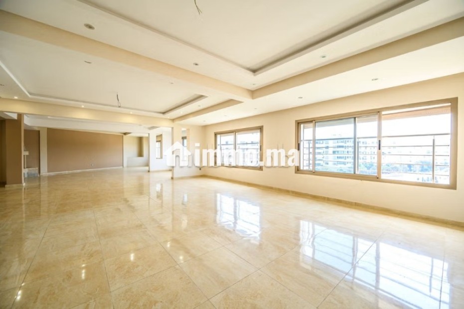 Appartement en location à Bourgogne Ouest sans vis à vis. Surface totale 244 m². Cheminée et concierge - Location Immobilier - Casablanca - photo 1