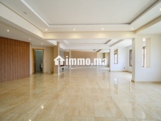 Appartement en location à Bourgogne Ouest sans vis à vis. Surface totale 244 m². Cheminée et concierge - Appartement à louer - Casablanca