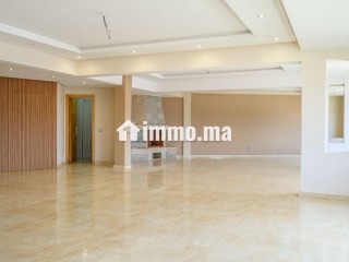 Appartement en location à Bourgogne Ouest sans vis à vis. Surface totale 244 m². Cheminée et concierge - Appartement à louer - Casablanca