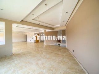 Appartement en location à Bourgogne Ouest sans vis à vis. Surface totale 244 m². Cheminée et concierge - Appartement à louer - Casablanca