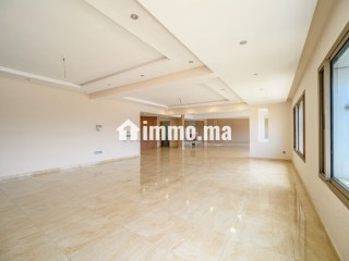 Appartement en location à Bourgogne Ouest sans vis à vis. Surface totale 244 m². Cheminée et concierge - Appartement à louer - Casablanca